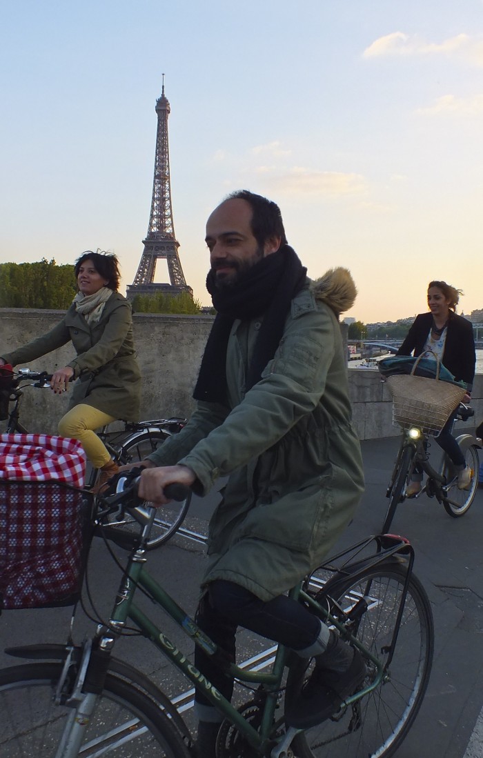 Rodrigo Lavalle é o guia do passeio de bike diurno em Paris.
