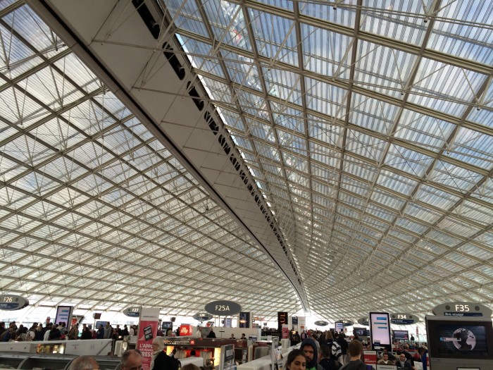 Tanto à bordo quanto no aeroporto Charles de Gaulle, a Air France tem funcionários fluentes no português do Brasil.