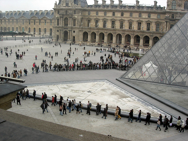 A longa fila de entrada no Louvre.