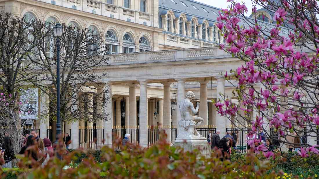 Atração turística de Paris: o jardim Palais Royal.