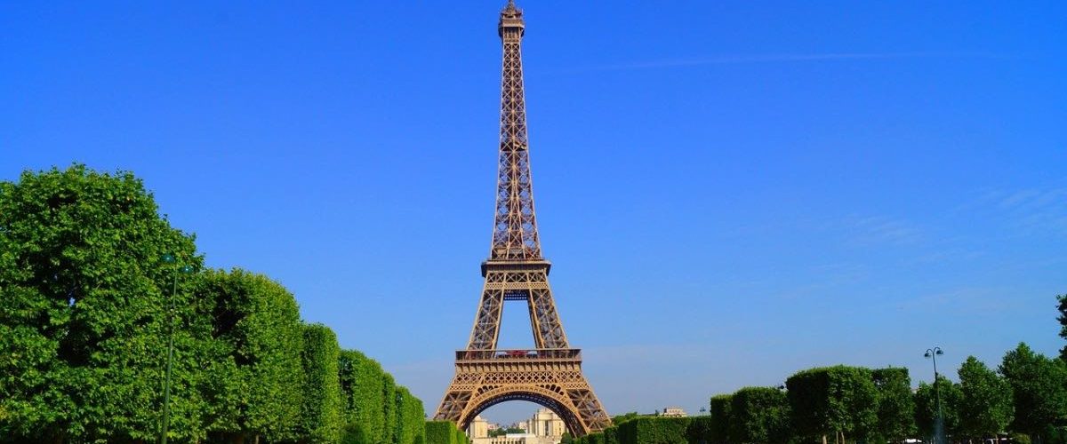 torre eiffel paris em julho