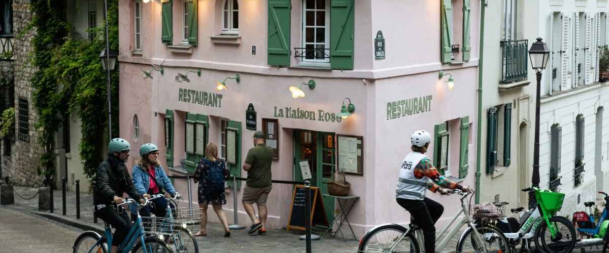 passeio em montmartre bicicleta casa rosa