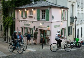 passeio em montmartre bicicleta casa rosa