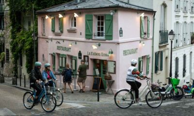 passeio em montmartre bicicleta casa rosa