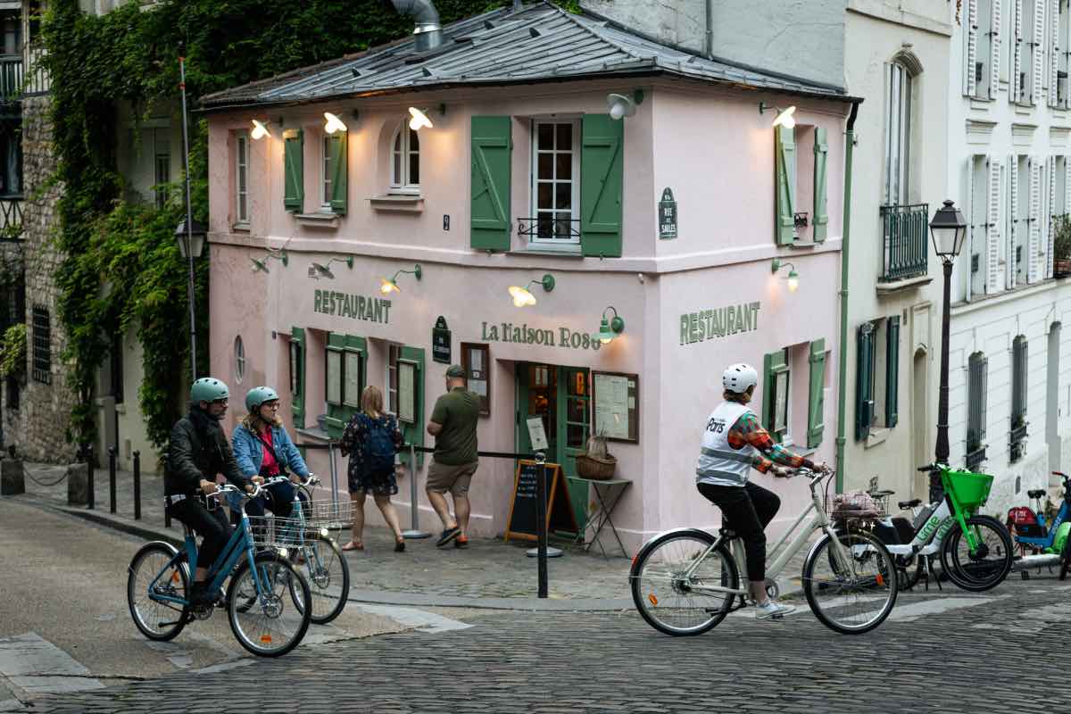 passeio em montmartre bicicleta casa rosa maison rose